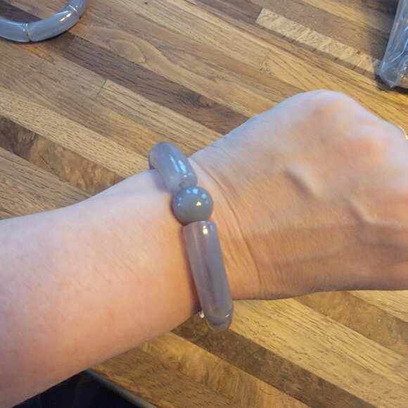 Meghan Brown Harry Gray Beaded Stretch Bracelet - Picture 5 of 12